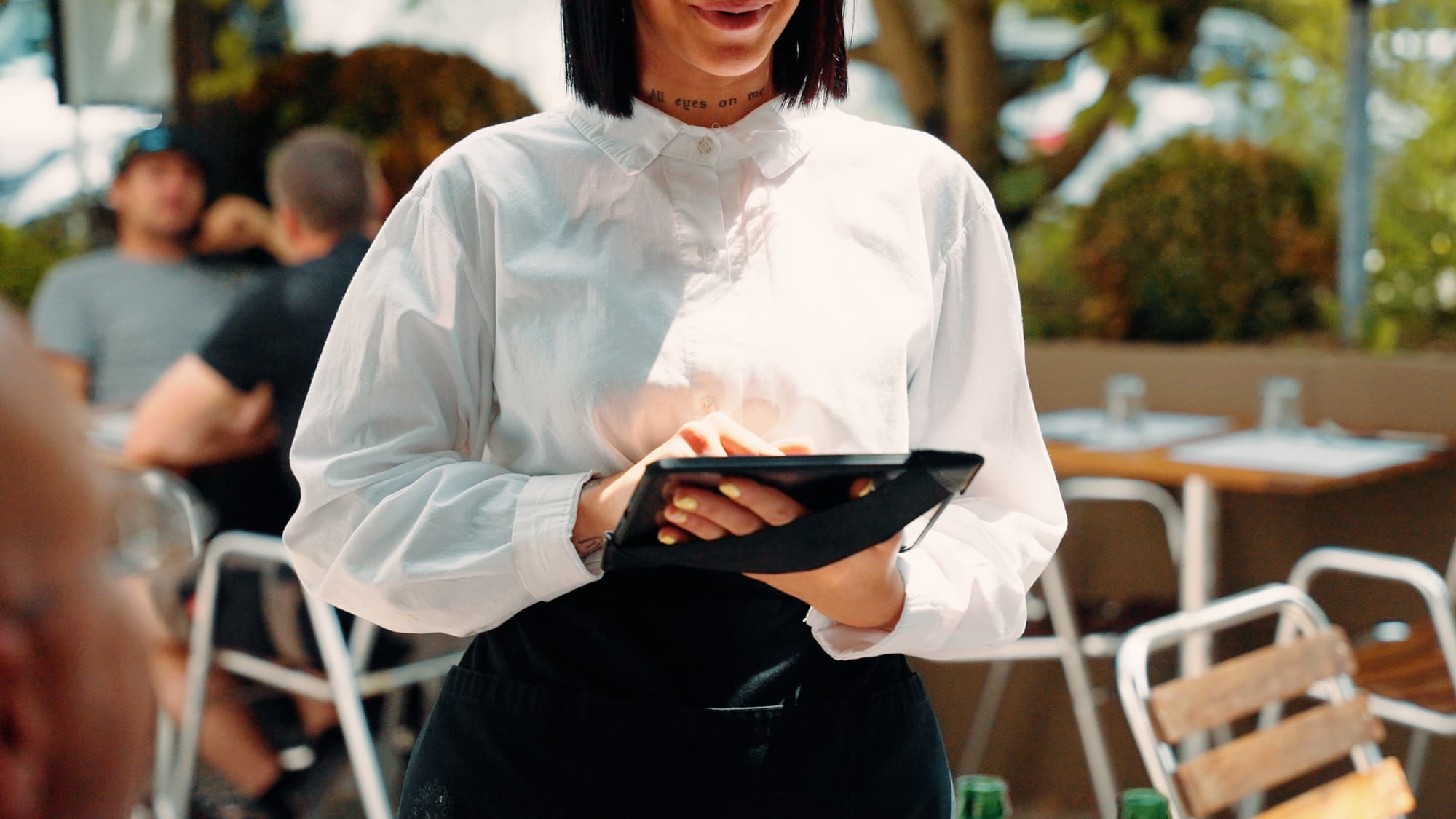 Effiziente Tischbedienung mit dem iPad als Kassensystem von Lightspeed im Aussenbereich von Napulé.