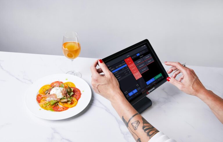 Read more about the article iPad Kassensystem – für mehr Effizienz und Transparenz im  Gastro-Betrieb